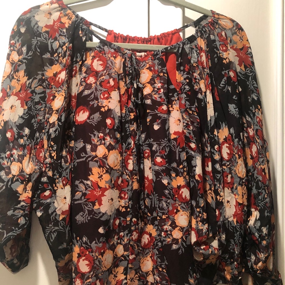 Cute floral top.